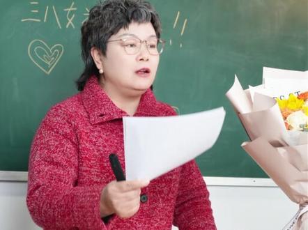 三八节,50 岁老教师含泪 “控诉” 老母亲,全班沉默 #三八妇女节 #语文 #作文 #家长必看