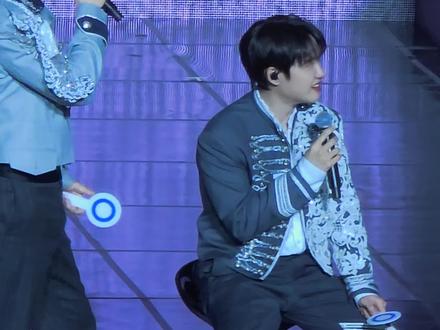 本来好好的,吴世勋又突然提到都暻秀就想休息一天,于是。。。找厕所名场面part3来了,哥儿几个真是没拿咱们当外人啊,笑放屁了简直,放弃抵抗,都暻秀魔丸来的🐧#都暻秀 #exo #exo爱丽 #exoshowcase #音乐现场