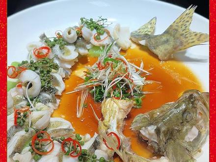 年夜饭第三道菜,游龙鲜花椒蒸鳜花鱼,寓意游龙四海,好运连连,大展宏图。#年夜饭菜 #周记烧菜馆 #周记烧菜馆大鹏哥 #上热门🔥 #鳜鱼的做法