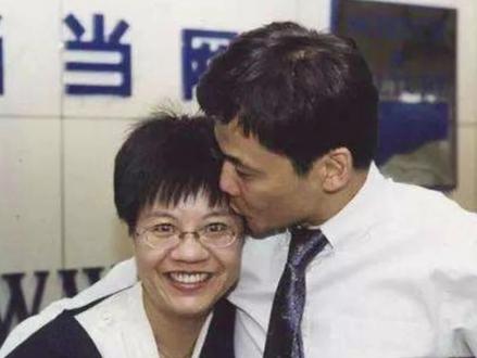 俞渝在亚布力正式回应离婚
#当当网#李国庆 #俞渝#离婚 #亚布力
1996年,32岁的李国庆在北大小吃街,问第七任女友,“想吃点什么?”
吃惯了华尔街洋餐的姑娘表示:自己挺想吃个咸鸭蛋鸭蛋,特别是鸭蛋黄。李国庆决心要拿下这姑娘,对饭店大妈说“今天我这个小伙子的命运就交给您了”。
古道心肠的北京大妈听了这话,二话没说,不辞劳苦地跑了好几家店,买回一盘充满了爱的味道的咸鸭蛋。
这盘咸鸭蛋吃完后不久,俞渝和李国庆结婚了!
可见,李国庆的婚姻,从一开始就很套路,充满了宫斗感。
多年后,这盘看似撒狗粮的咸鸭蛋,真的决定了李国庆的命运,只不过这命运,有点一言难尽……