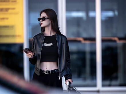 氛围感丨最近很火的站姐拍照出片技巧都在这里了! 相机参数:a7m4+85
色温4500 光圈2.8 快门1/500 iso 640
拍摄时间:下午5点 拍摄及后期思路:
1️⃣让模特一直动起来,用快门500以上拍出来抓拍不会虚
2️⃣一定要欠曝去拍欠曝一档都可以,不然要天空要过爆,色温根据现场环境人物脸上肤色不蓝就行
3️⃣可以欠曝,但是不能过爆,欠曝后低色温就能拍出这种感觉,做好影调后期再把人物跟背景用蒙版分开调整.
4️⃣可以准备一些道具,比如行李箱,包包,墨镜等!
5️⃣后期调色方面:整体以暗调为主,可以用蒙版适当提亮人物主体,压低背景阴影,这样子人物会显得通透
6️⃣拍摄地为公共区域非限制场地,请注意安全拍摄! #摄影经验分享 #机场时尚 #机场拍照 #和站姐一起绝杀出片 #拍照姿势