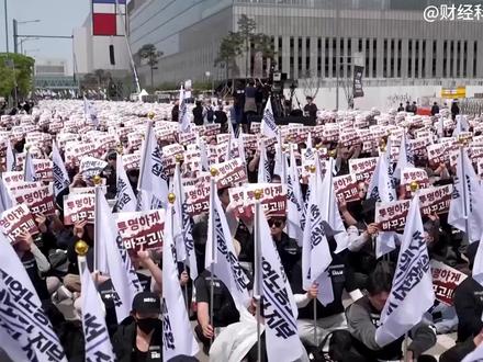 存储飙升,三星罢工,AI狂奔背后的民声 2026年存储行业冰火两重天:三星深陷罢工泥潭,SK海力士却一路高歌猛进!
当SK海力士营业利润率高达72%、超越英伟达时,普通人却在为AI繁荣默默买单——手机涨价1000元、内存条价格翻倍、换机周期延长至30个月...
#AI #科技 #财经