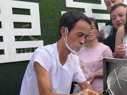 景德镇鸡排哥爆火被称“鸡排主理人”,有顾客称吃饱了纠结要不要买,鸡排哥:你可以拒绝我,但是请你不要拒绝美味,任何时候都应该对自己好一点,再好一点点 #鸡排哥 #鸡排主理人 #江西dou知道 #景德镇