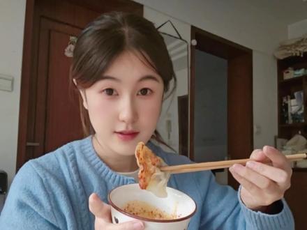 作为一个地地道道的甘肃人,冬至怎么能不吃饺子呢?俗话说:冬至不吃饺子会冻耳朵,所以每年冬至必吃饺子。你们那边冬至吃什么? #冬至吃饺子 #日常唠嗑 #抖音vlog十亿流量扶持计划