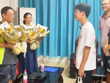 洪雅中学学霸来了!
洪雅中学高2023届肖勇奇、宋鑫宇、彭言锐、郭一鸣和刘韵焓等同学以优异成绩考入理想大学,回母校感谢老师培养。希望同学们厚植家国情怀、涵养进取品格,以奋斗姿态激扬青春,不负时代,不负华年!#前途似锦 #趣dou校园 #我的校园生活 #录取通知书接好了