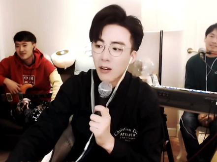 #刘宇宁
有朋友说“大棚差点着火了”。😄
问大家想不想看他继续演戏,“下一部戏已经接了”。
谈演戏时的一些感受。#直播录屏分享