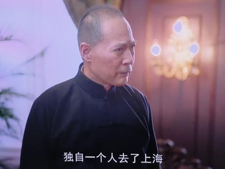 #我们的队伍向太阳 #陈布雷 陈布雷(1890年11月15日-1948年11月13日),原名训恩,字彦及,笔名布雷、畏垒,浙江慈溪人。陈布雷追随蒋介石22年,是国民党的“领袖文胆”和“总裁智囊”,素有“国民党第一支笔”之称。1911年,陈布雷在上海《天铎报》做记者、兼《申报》特约译述员,以“布雷”为笔名写时评。1912年陈布雷加入同盟会,1921年担任《商报》主笔。1927年加入中国国民党,长期为蒋介石草拟文件,有“文胆”之称。1928年至1948年期间,陈布雷先后任浙江省政府秘书长、国民党中央党部书记长、军委秘书厅副秘书长、教育部常务次长、国民党中央宣传部副部长、侍从室第二处主任、中央政治会议副秘书长、军委秘书厅副秘书长、国防部最高委员会副秘书长、三青团中央干事会干事、国民党中央执行委员会常务委员、国民政府委员、总统府国策顾问等职。1948年11月13日陈布雷自杀亡故,终年59岁。
周恩来也对陈布雷的品格曾有过赞赏之词,曾道:“我们对布雷先生的道德文章,均所钦佩,劝他这支好笔不可专为一个人所用。”