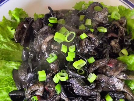 #美食分享 #一起学做菜 #干烧大墨鱼 #干烧墨鱼 五花肉烧墨鱼🦑在学不废你过来打我伙计