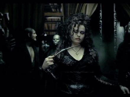 疯批美人——
贝拉特里克斯·莱斯特兰奇
虽然还保留着一些昔日美貌的痕迹,但多年的阿兹卡班监禁生活已经夺走了她大部分的美丽。伏地魔才是贝拉特里克斯的真爱,她总是用一种浪漫的方式跟伏地魔说话,并且对他充满关心。然而,伏地魔从没有回应过她的爱。#推荐电影 #视觉震撼 #哈利波特#哈迷聚集地 #电影剪辑@DOU+小助手 @抖音小助手