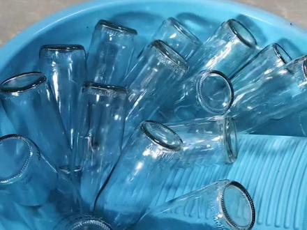 玻璃瓶变废为宝,
这次做一个置物架,
准备材料有:
1、喝完饮料的玻璃瓶
2、两块家里装修多的废料瓷砖
3、一瓶玻璃胶,要配打胶枪用。
按自己准备的材料,画个图纸,
第一步,把喝饮料攒的玻璃瓶子洗干净,滴干水,不然两个瓶子打玻璃胶的地方会不沾粘。
第二步,把两个瓶子口对口打胶沾粘,等24小时玻璃胶干。
第三步,把瓶子沾粘在瓷砖背面,两片瓷砖都先粘上,再在玻璃瓶和瓷砖的位置,打一圈玻璃胶,把沾在其他位置的玻璃胶擦掉,等24小时玻璃胶干。
第四步,在放上面那层的玻璃瓶底下都打上玻璃胶,抬起来对准设计的位置按上去,再打一圈玻璃胶加固,擦掉瓷砖上不小心沾上的玻璃胶,等24小时玻璃胶干,一个简易的双层置物架就做好了。
#不要的瓶子还能这样 #变废为宝 #废物利用变废为宝 #手工diy #如何将废酒瓶变废为宝