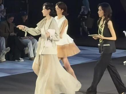 这就是有身材、有脸蛋、又有才的成功女人 #孙乐言 #时尚芭莎 #北京时装周 #走秀 #主持人