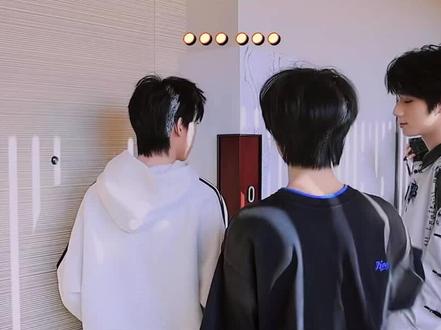 王橹杰叫早穆祉丞
大家不要被公司搞乱时间线呀‼️很多人都把lm现在的关系代入到族综里面了,但我想说,录制族综的时候王橹杰都还没有见过蓝粉海,他害羞胆小都是正常的现象!大家一定记得分清时间线。
时间线:
纪录片12 (开始合练)→联排(红魔虾)→族综→纪录片34→新音(四番升一番,蓝粉海) (感受到大家的热情)→小杰生日(幸福降临手心)→荣耀之战(感谢大家的祝福)
我们不要用现在的眼光去看过去的豚馒 别忘了族综后后台的合照、舞台上的流泪、耳返对话、生日幸福降临手心还有ryzz的肆意,和摸耳朵想要双人舞台啊,咱们在脑子里顺下时间线,顺顺他们的感情好吗,不要以族综为ending了,橹橹是想要靠近穆穆的,想要和他有发展有下一个双人舞台的!恩恩也是在尝试靠近的!也许这么多人的综艺里橹橹并不敢有什么互动动作,但这两颗心依旧真诚,依旧互相靠近,记住这才是最近的!!
都是ggs不做人事,请把愤怒💢给公司,纪录片族综凭啥剪成那样!我们现在能做的就是继续维权‼️多给他们争取机会,双人舞台也必须继续争取出第二个,不然他们两个永远只能被丢人堆里吸血。
答应我,有事⛰️gs好吗?#tf家族族综#豚馒