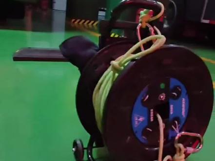 导向绳主要用于消防员进入浓烟或能见度较低以及地形、建筑结构复杂的危险区域时,掌握进攻、撤出方向或与外部保持联系的绳索,包括班组用导向绳和个人用导向绳。班组用导向绳的长度为60米,个人用导向绳的长度为6米。
在以往的灭火战斗中,导向绳通常这样使用:班组导向绳使用前必须固定牢靠,并且应该是两根同时使用,区分出一根是导入绳索,绳上每隔3米有一组下垂的绳头标志,有结的短绳头(长50毫米)表示进入现场的方向;另一根是导出绳索,绳上每隔3米有一组下垂的绳头标志, 无结的长绳头(长100毫米)表示撤出现场的方向。而个人导向绳则应挂附在班组导向绳上使用,并且牢固地连接好各个连接点,牢记表示进入与撤出方向的绳头标志,导向绳也可根据需要与其它防护器材配套使用。 如果是比较富裕1点的,北上广深或者是亲儿子特勤,可以去看一下@郑州阿开 的,手头上有法国进口的,不好要钱的话,可以自己做,数据都是现成的。#消防 #消防员 #蓝朋友 #火焰蓝 #消防装备