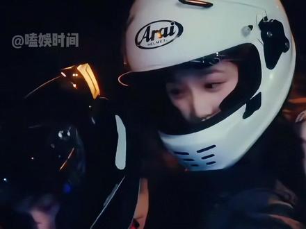 拍《双轨》时,为何虞书欣何与骑摩托车戏敢拍全景?看到路透这一幕才知导演用心良苦#双轨 #何与 #虞书欣 #娱乐评论大赏 #内容启发搜索