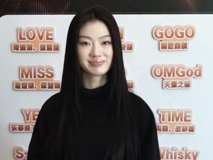 #国乐无双直播#
@单依纯 在节目中挑战粤语歌曲,
小样因过于完美一度被导演吴彤
误认为是AI。
她凭天生敏锐的听觉与精准咬字,
展现突破勇气。但单依纯则真诚表示,
希望能打自己的歌,不立flag,
只想观众玩得开心。
音乐总监常石磊高度肯定她的天赋,
称她天生耳朵敏锐,粤语演唱精准动人
舞台上的她带来安心与舒适感,
直呼“妹妹的粤语歌真的给大家惊喜”。
真实与才华并存,
让人感受到她不断探索的音乐态度,
对她的舞台充满期待。
#国乐无双单依纯#
#单依纯华语乐坛老来得女#
#单依纯一直唱一直爱#
#单依纯