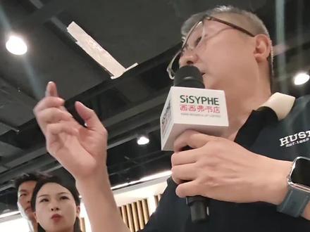 法医刘良新书签售会,体验不同视角 有幸去到了刘头的新书签售会,这是我第一次在线下见到他,当他走到我身边的时候给我激动坏了。体验不同视角听法医刘良谈怎么看待失业吧,脚踏实地,有一技之长!插一句话,后面的墩墩也很可爱哈哈
#法医刘良#真相不会沉默#失业#新书签售会#梦时代