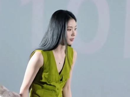 互让c位的两人也太可爱了,后面发言晓晨姐看存子的眼神全是喜爱#刘浩存 #主角 #王晓晨 #忆秦娥
