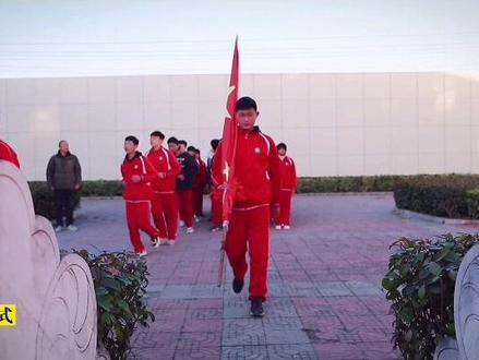 《龙阳中学的一天》由滕州市龙阳镇龙阳中学校长李纯正担任总策划,山东电视台特邀编导、华彩琴行艺术总监梁景永担任总导演、制作人。