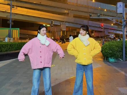 马年和姐妹在一起当然要这么玩儿啦!#白龙马 #低脂小视频 #马年吉祥 #年会舞蹈 #抖音热门舞蹈挑战
从左至右@又快乐了源 @舞蹈小旋风