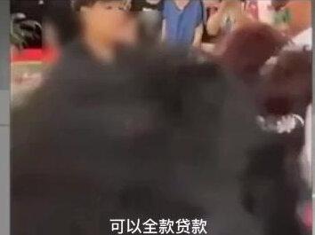 大爷硬要拿13元买车,逼哭女销售员,结局大反转 2/3