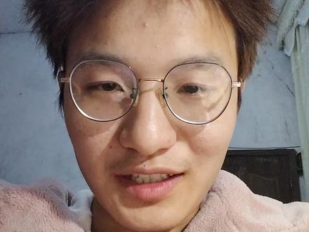 大学基础是刚过四级,英二总分74,客观50主观24,翻译全看懂,完型20对16个,用最少的时间拿最多的分数。#英语二 #26考研 #考研二战 #英语
备考投入时间,最重要的先说
7-12月 每天背 不背单词 app上红宝书考研英语词汇(只背黑体字,黑体字是考研真题的中文意思)一天基本100个新词加几百个复习词(一定要按照app安排复习完),不会的一定要点不会,不会的加入到app单词本,每天过一点,有联想的词汇可以写到同一张纸上的同一个地方。
单词背完后一遍后开始看语法,用 田静句句真研,我暑假前看了几十页,考前那天晚上把重点快速看完了。
单词和语法是最重要的,其次是阅读技巧,唐迟罗汉班6节课,看了做题技巧就没问题了,我今年阅读上考场练了不到5篇,因为我四战以前都练过不少,但是知道单词才是最重要的,如果一篇阅读出现大量生词你不认识,还是回去背单词,效率才是最高的。
新题型7选5,先把选项中文标出来,然后再从头读文章,像的直接选。
完型不用练,我考前最多练了一篇还是两篇来着,考上去20对16。最重要是单词。
翻译单词我基本全认识印象中好像没有不认识的词汇或者最多1个,写出来了。
作文用的北大见山模板套中了。
还是那句话,最重要的还是单词(真题考过的意思)!