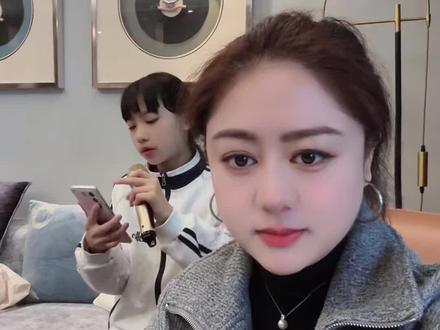 #歌曲走过千里万里路
听完后鼻子一酸,也许只有离开爸妈的游子们才能体会