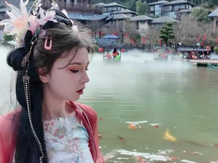 带小老外体验在陆地仙境体验神仙日子
#中外情侣
#给外国人一些中式美景震撼#来江西葛仙村感受传统年味#葛仙村祈福过大年
#穿上汉服年味就上来了