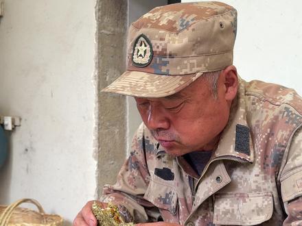 #为家乡美食打call #农村生活 今天做老家这个季节都爱吃的蒿子馍,里面放点腊肉土鸡蛋粉条。