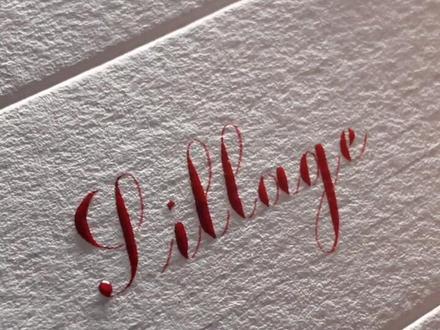 “Sillage”法语,译为:某人来了又离开后,留在空气里的香气。