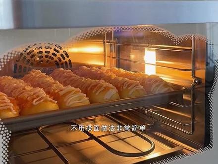 不用揉面做法非常简单|芝士肉松面包条,满满的肉松内馅,第二天也依旧柔软~
主面团材料
牛奶 140g
砂糖 30g
奶粉 15g
鲜酵母 9g(或干酵母3g)
鸡蛋 1颗
高筋面粉 250g
盐 2g
黄油 20g
内馅材料
沙拉酱 适量
肉松 适量
表面装饰材料
肉松 适量
芝士碎 适量
沙拉酱 适量
香葱碎 适量
烘烤温度参考
平炉上下火170度烘烤18分钟左右,上色满意加盖锡纸#烘焙是成年人的过家家 #烘焙教程 #肉松面包 #免揉面包 #在家做面包