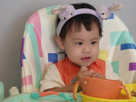 我发现每次我跟小顾说话 桐桐看起来不理我们 玩玩具 但实际上她一直在听着 问她她都知道😂#vlog日常 #人类幼崽成长记