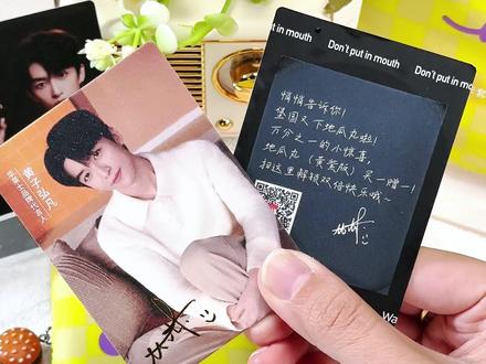 追星打卡必备!黄子弘凡温感小卡免费送,华莱士凡星闪耀套餐仅需一杯奶茶钱,买套餐就能体验周边。拿着小卡和套餐拍照,轻松刷爆朋友圈,追星幸福感拉满,点击左下角囤! #华莱士黄子弘凡代言 #华莱士黄子弘凡两种温暖 #华莱士也混派圈了 #华莱士联名 #华莱士新品