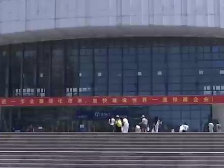 安庆二中高二小马同学身患急性淋巴细胞白血病,其家庭已经花去所有积蓄。安庆市企业家爱心协会在收到求救信后,立即与安庆市第二中学联系,一同前往苏州大学附属第一医院,给这个家庭送去了救命款。 #安庆 #救助#爱心