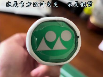 尤尼克斯新款天斧88D/88D Pro(无底盖JAPAN款)正品鉴别清单
一、外观核心特征(最直观)
1. 底盖
新款纯金属磨砂黑底盖,只有YONEX三叶草LOGO,底部无JAPAN英文字母,刻印边缘工整、不毛边、不掉漆,手感细腻不廉价。
2. 锥盖
• 有激光变色防伪标,转动角度会反光变色;
• 字体印刷清晰、居中,无模糊、重影、错位;
• 部分版本锥盖内侧有细小标识,做工规整。
3. 中杆&漆水
• 漆水配色均匀、亮面质感高级,无色差、溢漆、斑点;
• 贴纸边缘贴合紧密,不起翘、不割手;
• 中杆纤细笔直,印刷型号、参数字体精致。
二、钢号&批次(关键辨假)
1. 新款正规国行/日版:钢号纯数字排列,无杂乱字母后缀,刻印深浅均匀、字体统一。
2. 钢号位置清晰,不会歪歪扭扭、深浅不一、糊成一团。
3. 生产日期、批号和型号年份能对应,不出现年份错乱。
三、产地与标识
1. 虽然底盖没JAPAN,但中杆/锥盖会印有 Made in Japan,依旧日本本土生产。
2. 国行CH版:有正规质保贴纸、防伪码,可官网扫码查质保。
3. 版本标识印刷规范,不会字体大小不一、排版混乱。
四、手感工艺
1. 握柄底盖贴合严实,无松动、无翘边,转动不异响。
2. 拍框孔位护线管排列整齐,喇叭口圆润,无毛刺、无歪孔。
3. 空拍挥重手感规整,正品配重均衡,假货要么头感飘、要么死沉发僵。
五、避坑关键点
1. 别再拿底盖有没有JAPAN当真假标准:新款本来就没有,有反而可能是仿老款假货。
2. 低价离谱、无防伪、钢号模糊、漆水粗糙,直接判定假货。
3. 微商无质保、不支持扫码鉴定、不支持退换,一律慎入。#穿线师穿线 #羽毛球拍#雪堰桥羽毛球穿线修拍#羽毛球推荐 #羽毛球拍打断线怎么办