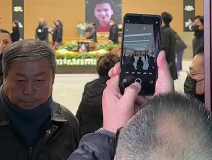 12月15日 北京,泪目!何晴离开前昏迷之际,用尽全身力气拉紧儿子的手,掌心藏满无尽牵挂。儿子哽咽告白满心思念,郑重承诺定会好好生活,不负母亲最后惦念,同时感恩众人送别,这份双向牵挂的瞬间,满是刻骨母爱与深情。#何晴 #何晴儿子