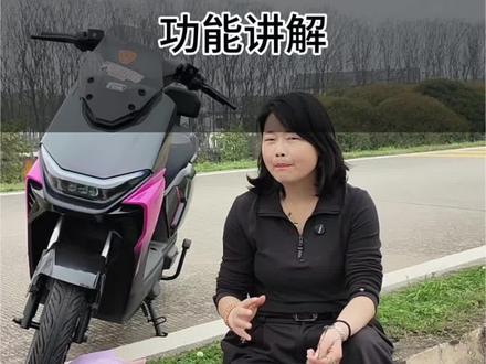 雅迪冠能 白鲨 S80它还是前后双碟刹,前面还是满盘的反扣的,还带转向自动回位的功能!他不仅可以满足代步需求,还能满足生活的需求,还能满足灵魂的需求!就这么一款车欢迎到店试乘试驾#爱生活爱机车 #创作者中心 #创作灵感 #新国标电动车 #雅迪电动车高桥石材城店