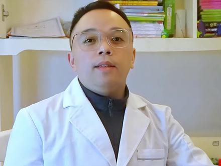 治疗“小尖尖”,单靠“咪喹莫特”有用吗?一条视频讲清楚 目前有一种药物叫做“咪喹莫特”,它在很多国家都被推荐用来治疗尖锐湿疣。
这个药物的工作原理就是帮助患者的皮肤产生多种细胞因子,这样就能增强我们身体对抗病毒的能力。
但这种方法要起效果的话,得需要一段时间,快得得要4周,正常的可能需要8到12周,简单算算还是挺久的,所以哪怕不来医院,单纯使用咪喹莫特治疗病毒疣是不是也并不便捷?#医学科普 #皮肤科知识科普 #知识科普 #咪喹莫特乳膏