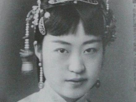 溥仪弟媳唐仪莹,嫁入皇室却不甘寂寞,张学良差点栽她手里#情感 #家庭 #女人 #民国 #爱情