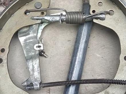 手刹线外包壳损坏导致手刹线长时间拉紧失去弹性,松手刹刹车线不回位,更换新手刹拉线