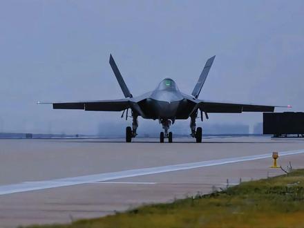 涡扇-19现身新加坡航展:近12吨推力,碾压美军同型号 歼35高调出门,前往东南亚转了一圈,结果就弄了个C位,如今配置更是天翻地覆,涡扇19公开亮名牌,12吨大推力直接甩西方几条街,五角大楼都没反应过来,中国隐身战机战力再上新台阶。#零基础看懂全球 #全球创作者计划 #春节世界观察 #新年囤点专业货 #青年创作者成长计划