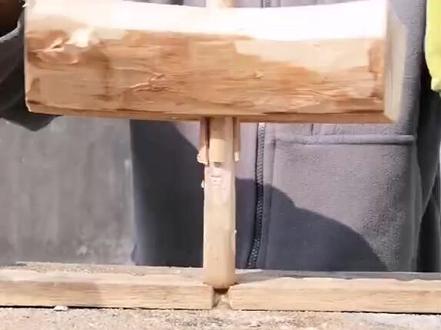 易洛魁族式钻木取火工具制作过程:钻杆可选桦木,桐木,杉木等。钻板可选与钻杆同材质或软点木材