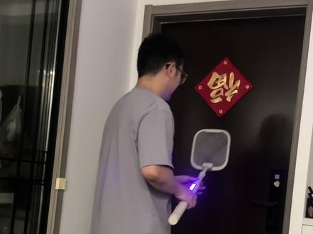 奇奇怪怪的解压方式 谁家打蚊子上瘾,半夜11点跑外面打,#一顿操作猛如虎 #电蚊拍