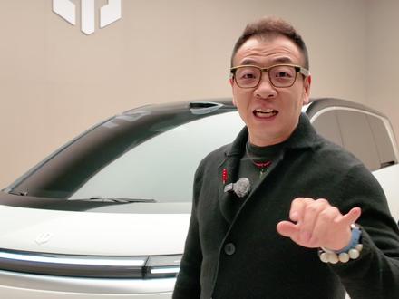 长长久久 零跑D99 零跑D99是零跑首款MPV车型,我猜,纯电+增程都有。而它最吸引人的地方,就是“巨物”的身姿,够长、够方、够大。