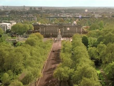 2012伦敦奥运会开幕式04(007特工跳伞带领英国女王出场) #视觉震撼 #开幕式 #奥运会 #伦敦奥运会