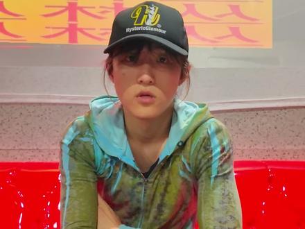 YAKA|Z世代地下丛林的神秘力量🧘
10.1 地下暗潮杭州场 我们对身为嘉宾的yaka进行了独家专访 其中我们可以了解到<Jungle+>的部分讯息以及音乐制作的内容|yaka在音乐制作上完全创造了独属于他自己的风格 并将中国元素完美融合歌曲当中 向世界展现了东方音乐的魅力 每首音乐的工序都由本人亲自完成 在舞台上的表现力信念感十足 对穿搭也有其个人独特的理解 接下来让我们走近yaka的丛林世界吧🌴
策划/Shot:@DE4TINY
出镜嘉宾: @yakayakayaka
后期剪辑: @MUSICHOOD
问题构思:@水光999 @冷场ll
场地提供:@选择CHOOSE
#underground #yaka #jungle #人物访谈 #地下暗潮