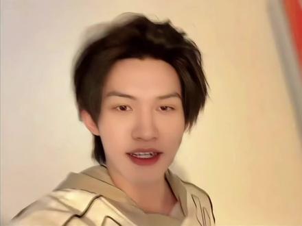 你懂了几个?我觉得这不是一段单纯找身份证的视频,你们觉得呢?这家伙8g冲浪,最近估计听到了不少风声,最后的表情严重怀疑在说:DDDD!#云旗 #小世界