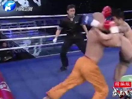 王延龙把一虎打得鼻血横流,一龙心疼着急,一虎二话不说直接撂倒 #ko #拳击比赛 #职业拳击