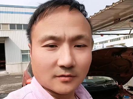 已经卖了的斯柯达晶锐,过户路上发现空调不制冷,等过完户,开回来检修,发现水箱前面的冷疑器被小石头碰一个裂口,制冷剂就漏掉了。拆下前面保险杠和水箱框架防撞梁,最后拆下冷疑器下来焊好,装配完后加注制冷剂后一切恢复正常。#汽车知识 #修车我是认真的 #汽车保养与维修 #专业维修保养 #修车人的生活