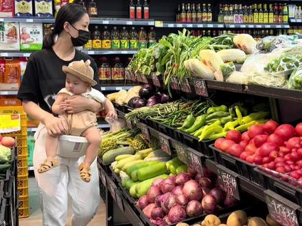 七月龄小恩泽的一整天,辅食2顿,喝奶4次,四颗牙齿,会独坐,会自主入睡,会自己玩游戏,每天都在嗯 啊想说话,除了有点黏妈妈,其它还算好带#人类幼崽成长记 #全职宝妈 #萌娃 #宝宝辅食 #带娃