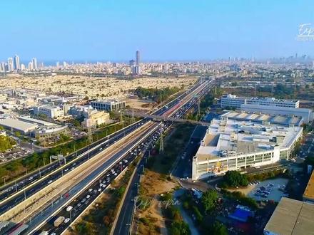 以色列国是位于亚洲西部地中海沿岸的国家 。以下是关于它的详细介绍:
• 基本概况 :以色列的官方语言为希伯来语,阿拉伯语具有特殊地位,英语为通用语言。其首都是耶路撒冷,但未获国际社会普遍承认,国际社会同以建交的国家基本将使馆设在特拉维夫或其周边城市。截至2024年底,以色列人口达1002.7万,主要族群为犹太人,是世界上唯一以犹太人为主体民族的国家。
• 历史沿革 :公元前1000年左右,希伯来人建立以色列王国,此后先后被亚述、巴比伦、波斯等帝国征服。公元132年,犹太人被罗马人驱逐出巴勒斯坦地区,开始长达近2000年的“大流散”。19世纪末,犹太复国主义运动兴起,1947年联合国通过巴勒斯坦分治决议,1948年以色列国正式成立。
• 地理环境:以色列国土面积约2.5万平方公里,地形狭长,以沙漠、山地和高原为主,主要属地中海式气候,夏季炎热干燥,冬季温和湿润。该国自然环境恶劣,60%以上土地为沙漠,淡水资源极度匮乏。
• 政治体制:以色列实行议会共和制,总统为国家元首,总理掌握行政实权。犹太教为国教,宗教法院掌管婚姻、继承等事务,极端正统派在政治中影响力显著。
• 经济与科技:以色列是发达的资本主义国家,经济以高科技产业、农业科技、国防工业和旅游业为主,2022年人均国内GDP为5.21万美元。其科技实力强大,研发投入占GDP比重长期保持在5%以上,每万人拥有60家初创企业,有“创业国度”之称。
• 军事力量:以色列实行义务兵役制,国防预算占GDP的7%左右,拥有先进的武器装备和完善的国防体系,其“铁穹”导弹防御系统闻名于世,并且被广泛认为拥有核武器。
• 文化与社会:犹太教是以色列国教,逾越节、赎罪日等是全国重要节日。以色列实行免费义务教育和全民医保,高等教育普及率超45%,人均寿命83岁,位居全球前十。#以色列#西亚#亚洲